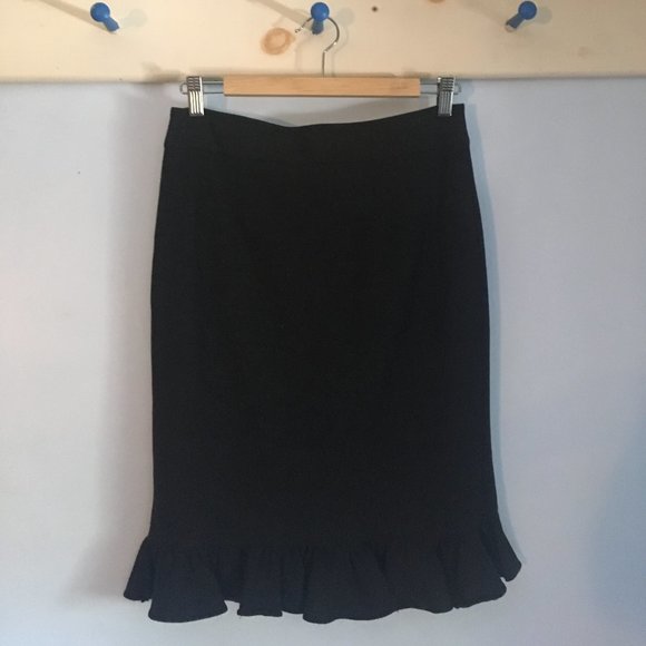 Stretchy skirt with amazing bow and ruffle detail - Picture 2 of 4